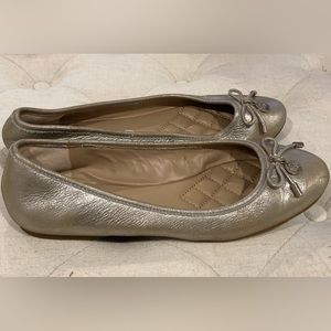 VINCE CAMUTO Luna Gold Shimmer Bow Lace Ballet Style Slip On Flats Size 8